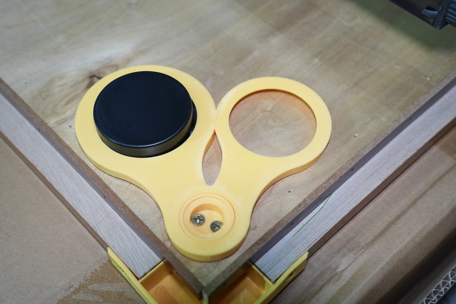 Non-slip foot pad fixed with screws