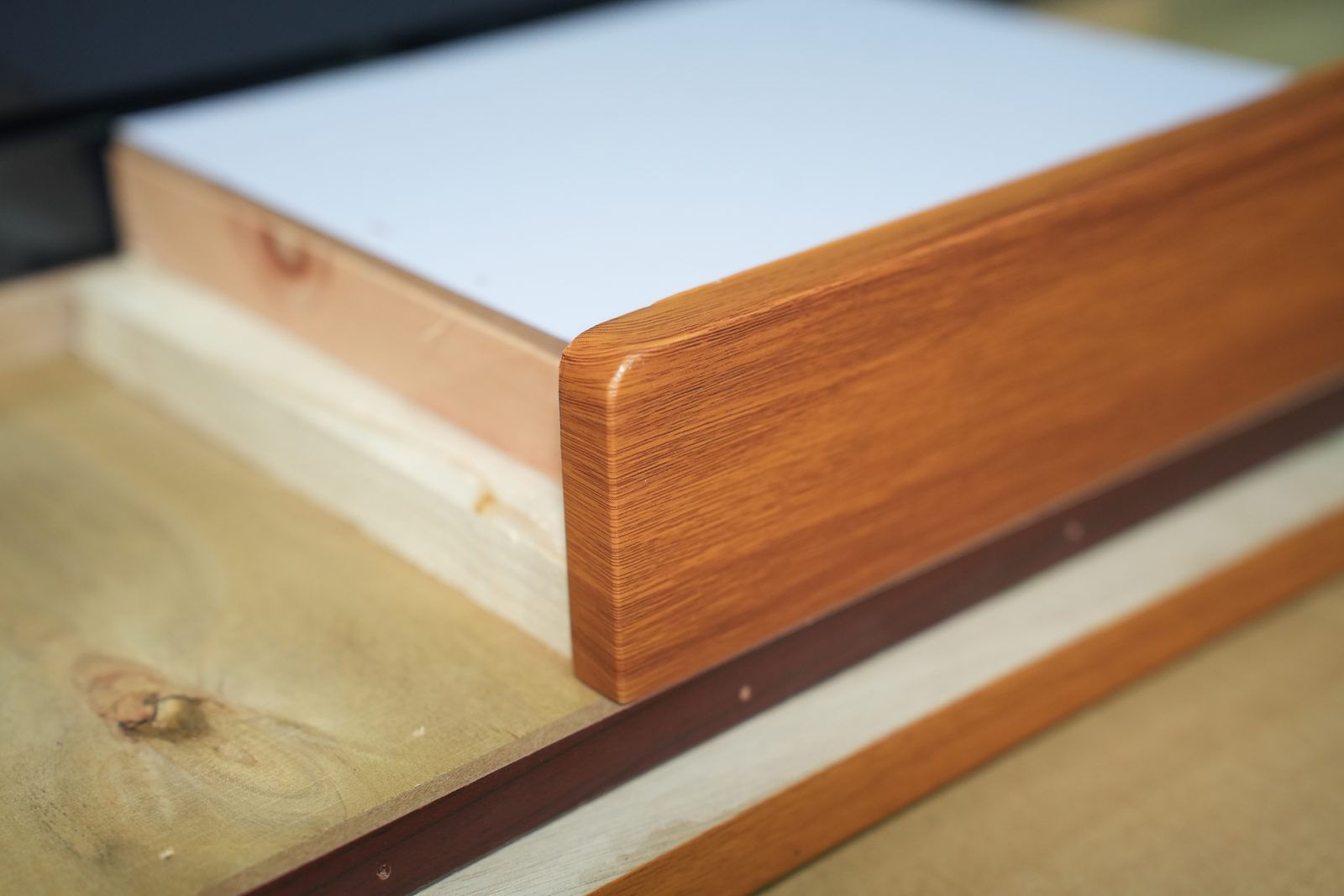 Rounded wood-grain frame edge