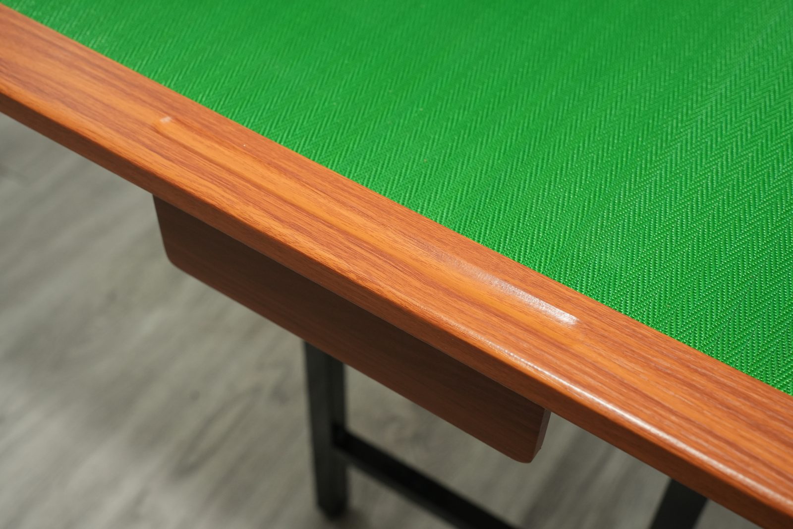 Fine herringbone felt playing surface