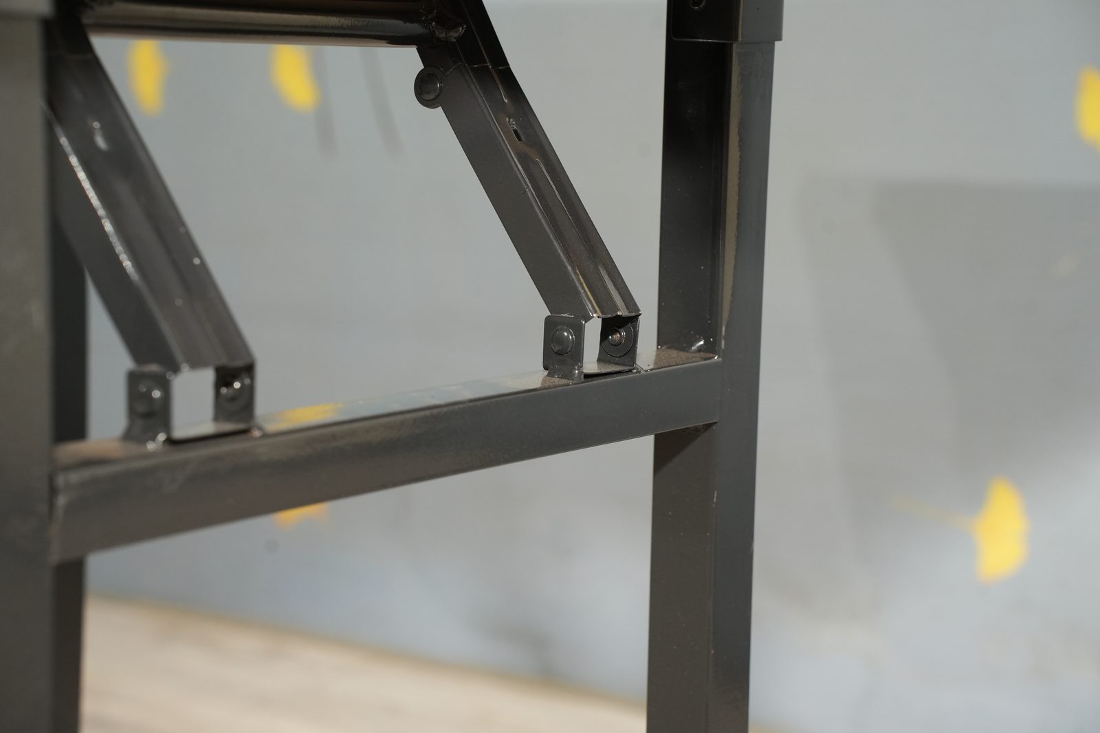 Foldable hinge with riveted joints