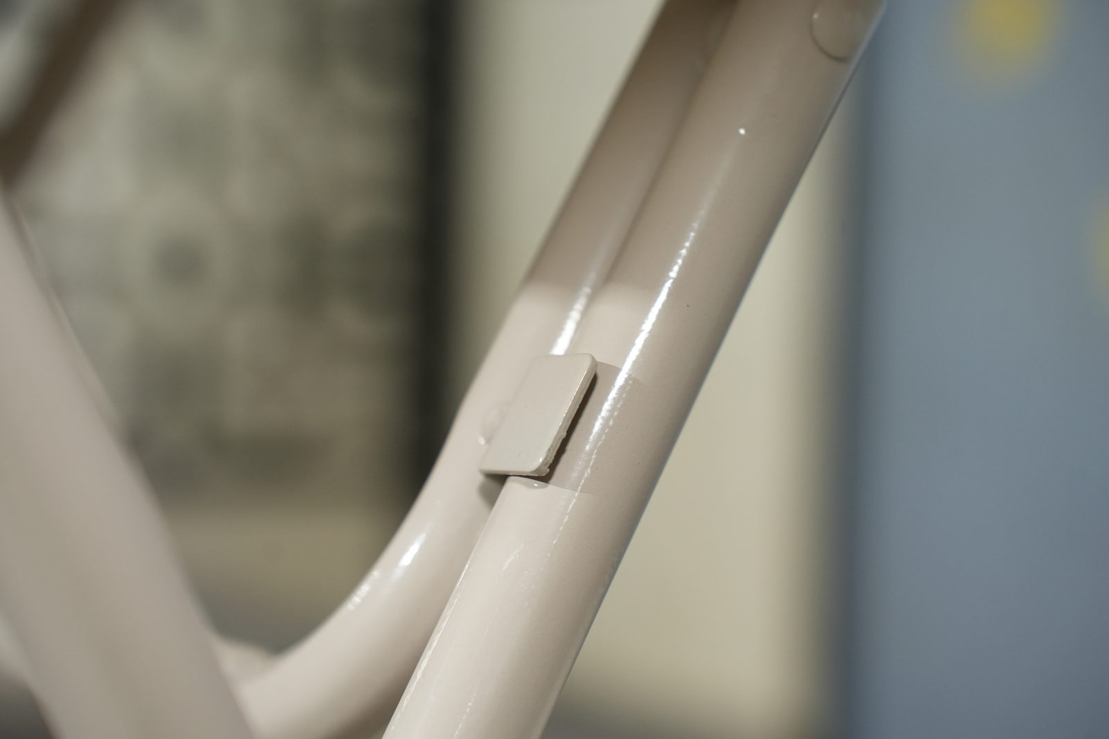 Fixing clip on frame tube