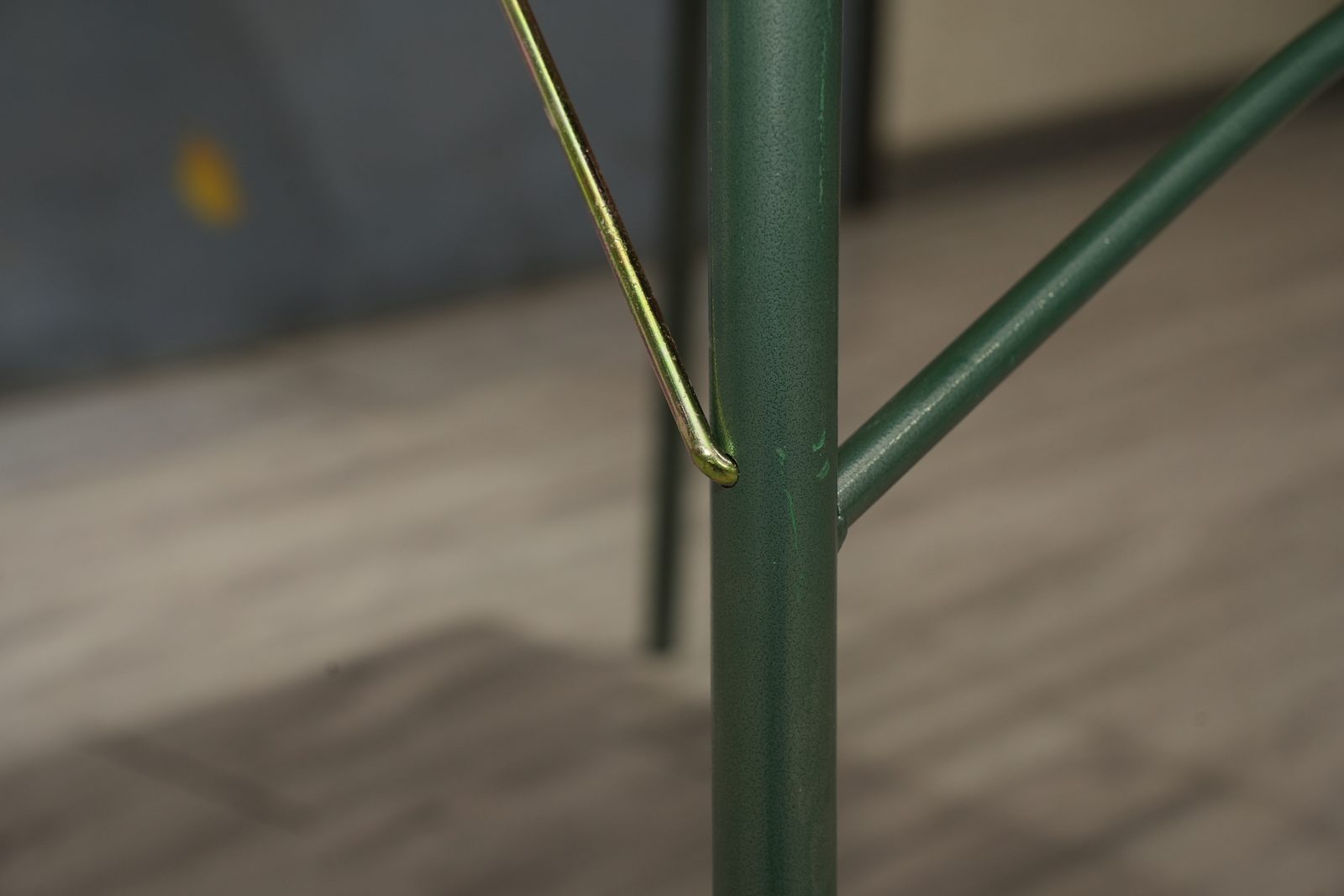Diagonal wire brace welded joint