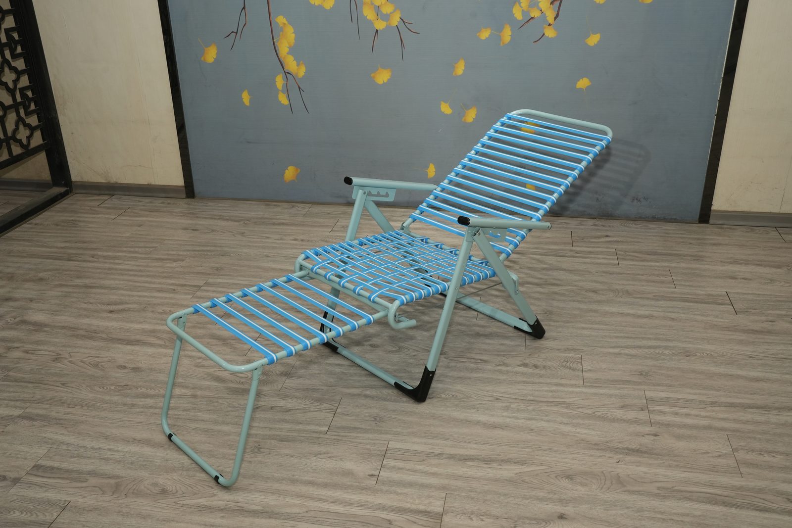 Side open profile of folding chair
